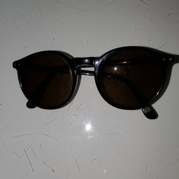 VINTAGE 1970'S LIZ CLAIBORNE BLACK SUNGLASSES - Picture 1 of 2